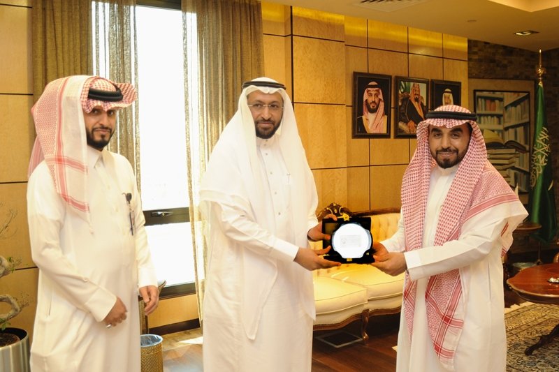 معالي الدكتور أحمد بن فهد الفهيد محافظ المؤسسة العامة للتدريب التقني والمهني يسلّم د. محمد العامري أول رخصة مدرب معتمد تصدر في المملكة العربية السعودية